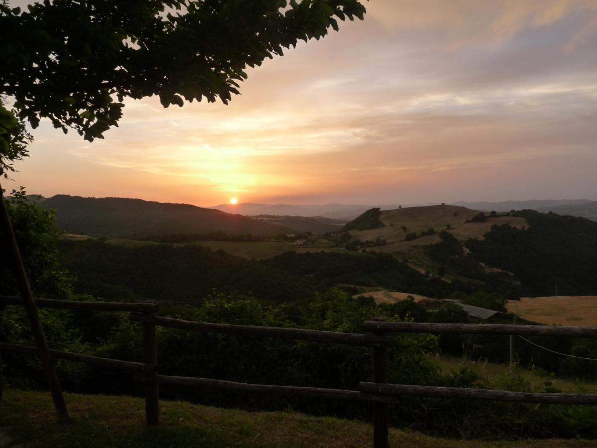 Agriturismo Girolomoni - Locanda Isola del Piano Bagian luar foto